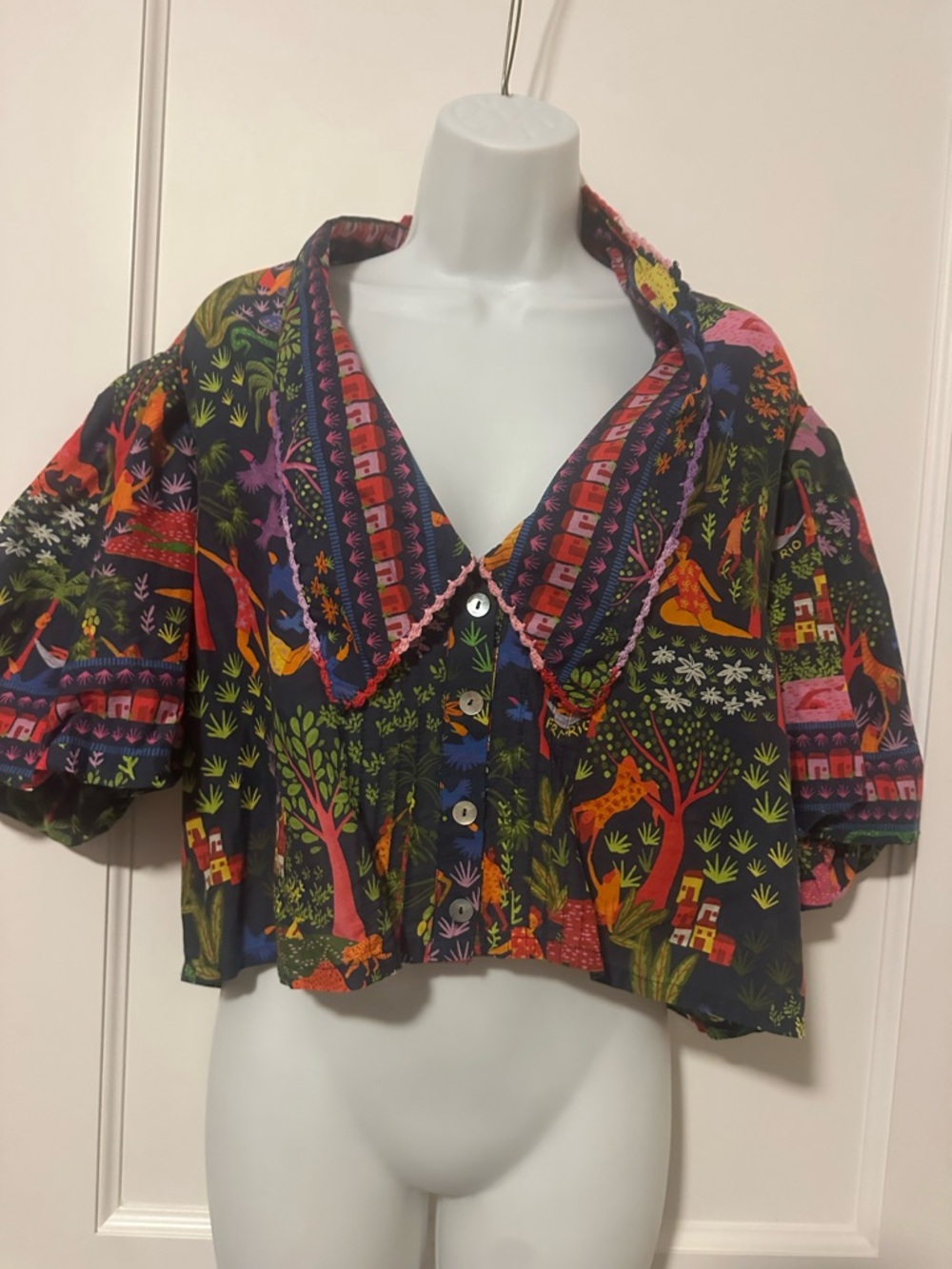 FARM Rio Black Multicolor Printed Cropped Button Front Blouse